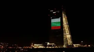 Исторически миг: "Добре дошла, България" озари сградата на ЕЦБ във Франкфурт Снимки