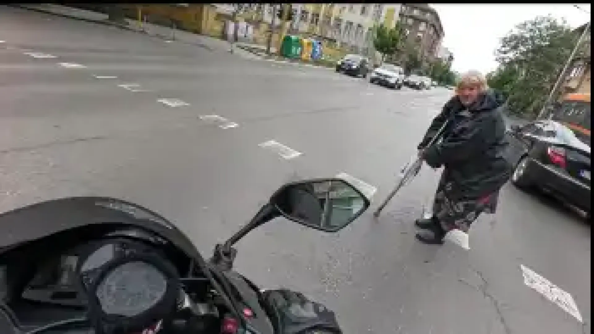 Моторист с голямо сърце показа как се прави Видео