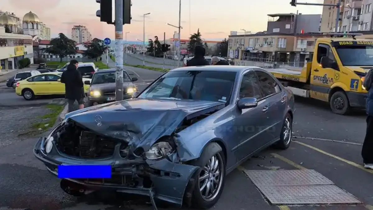Мерцедес се заби в светофар в Бургас и прати 10 г. дете в болница