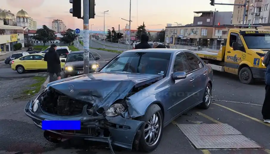 Мерцедес се заби в светофар в Бургас и прати 10 г. дете в болница