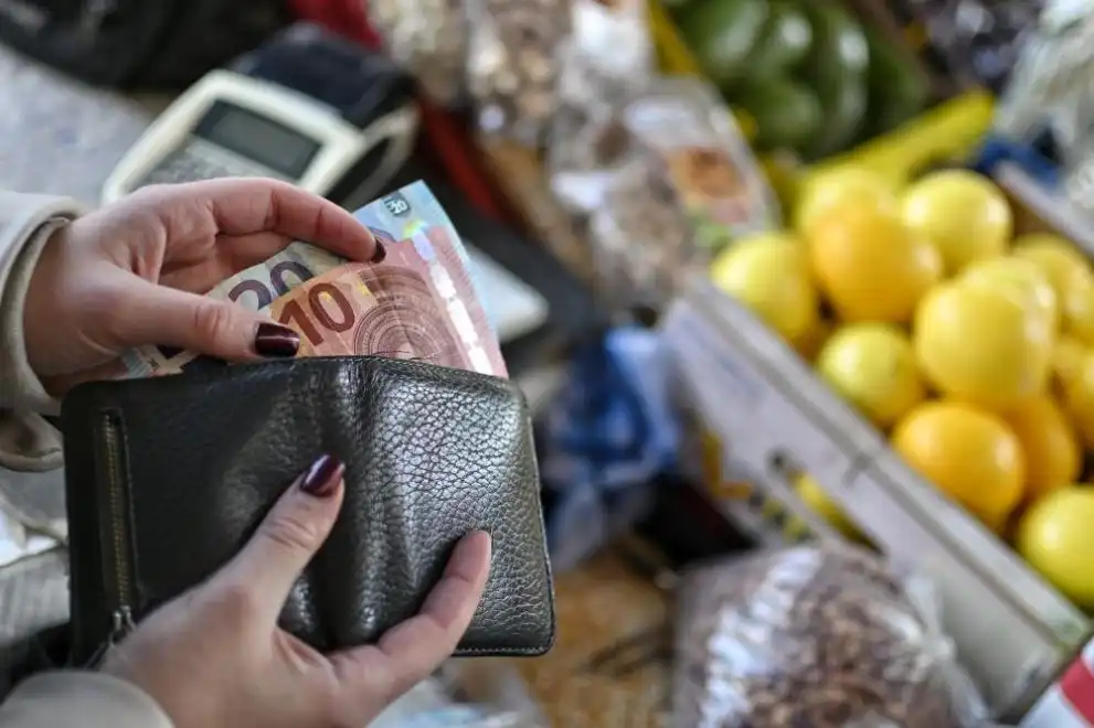Минималната заплата прескача 600 евро: Ето кой печели най-много от новите правила през 2026 г.
