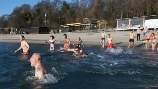 Ледено начало на 2026: Варненци влязоха в морето още на разсъмване Снимки