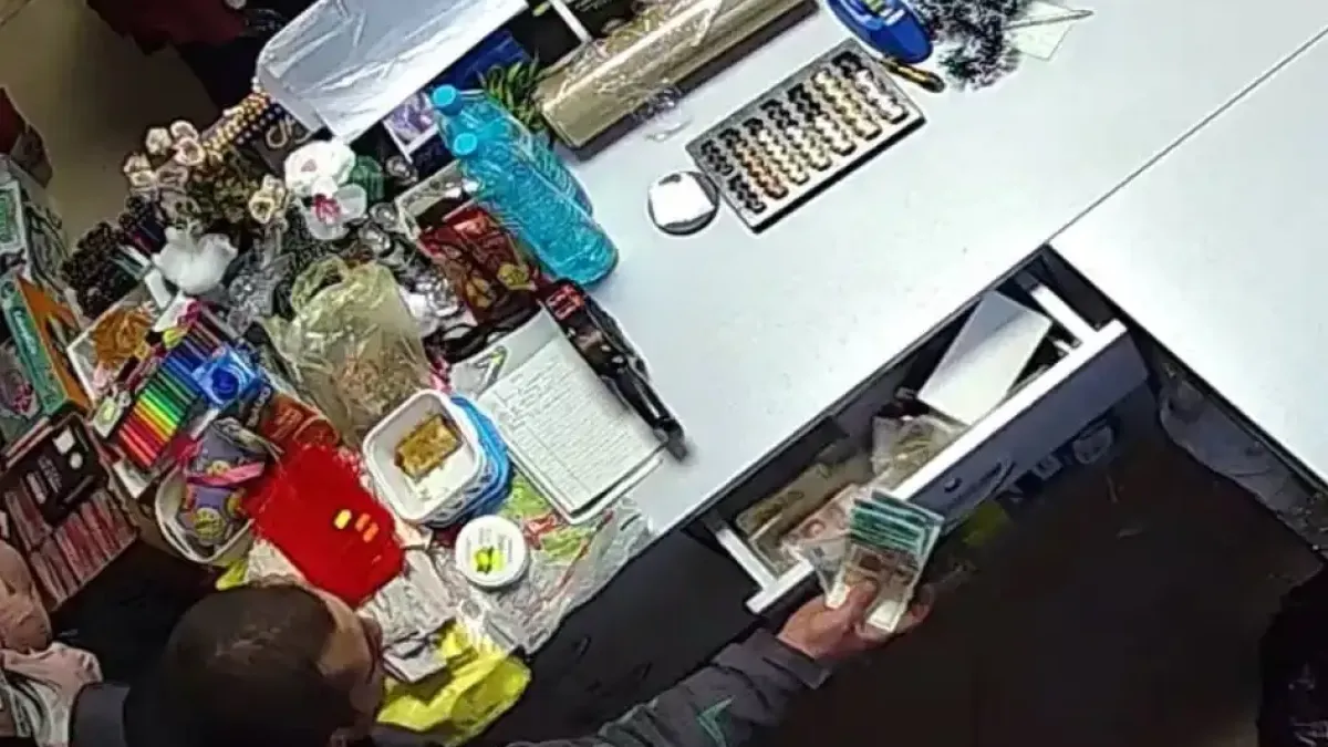 Бандит претараши касата на магазин в Бургас Снимки