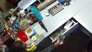 Бандит претараши касата на магазин в Бургас Снимки