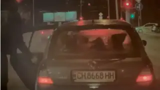 Шофьор в Сливен изхвърля фасове на кръстовище, друг водач му даде урок на място Видео