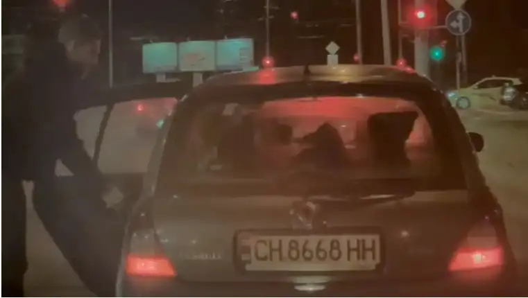 Шофьор в Сливен изхвърля фасове на кръстовище, друг водач му даде урок на място Видео