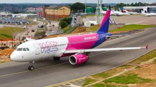 Wizz Air се изгаври с куп нашенци, остави ги като кучета на летището във Франкфурт