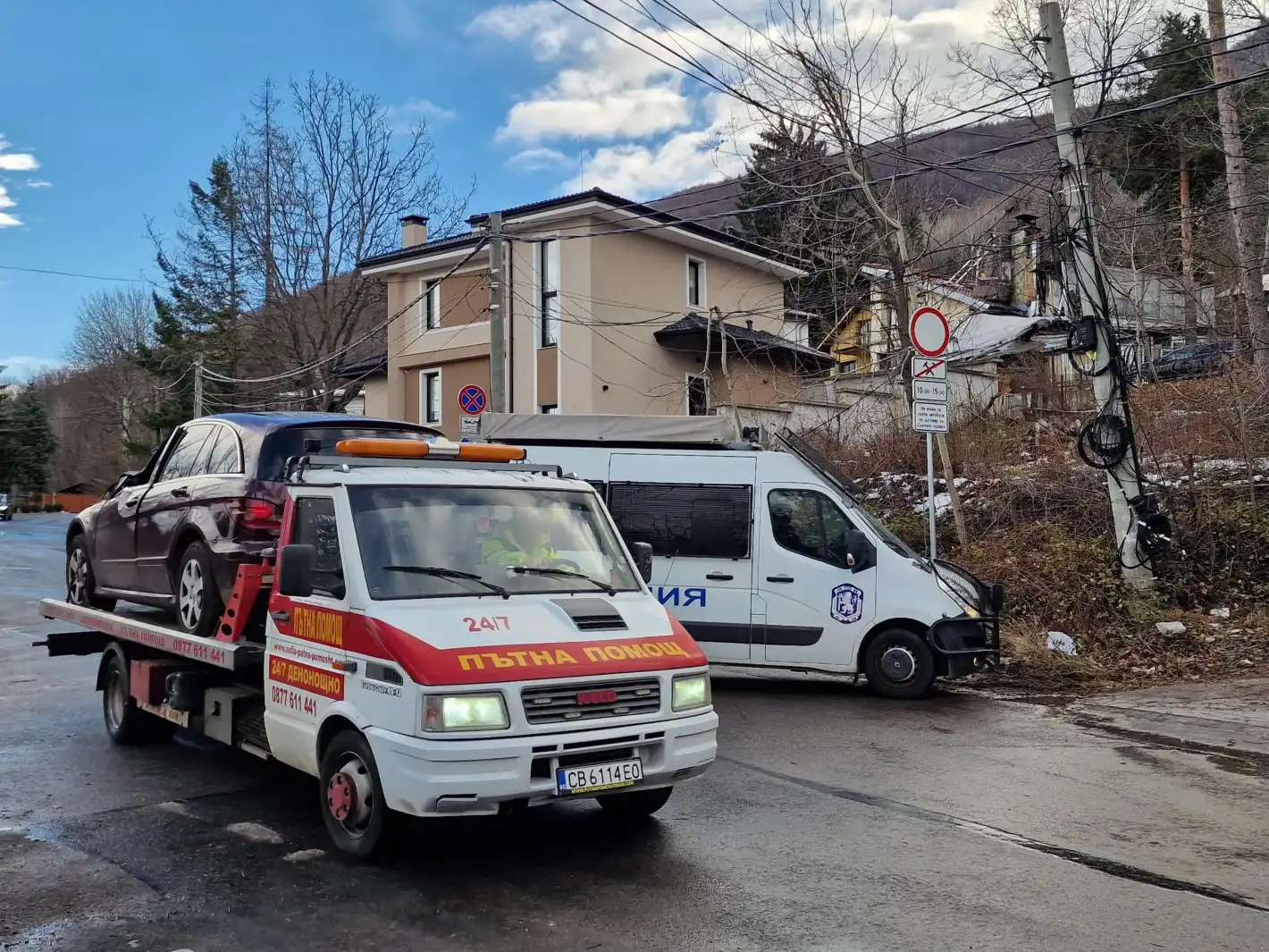 Зловеща гледка на колата, в която загина майката на две деца Снимки