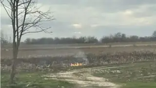 Опасност на пътя: Пожар лумна между Поповица и Милево, сухи треви застрашават района