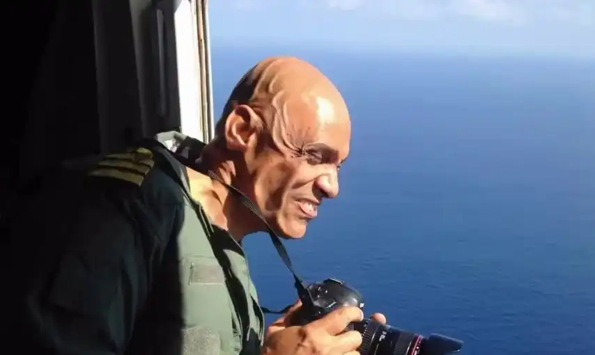 Удивително Видео: Фотограф се подаде извън самолет по време на полет