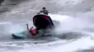 Видео запечата инцидент с каскадьор при заснемане на екшън филм на река