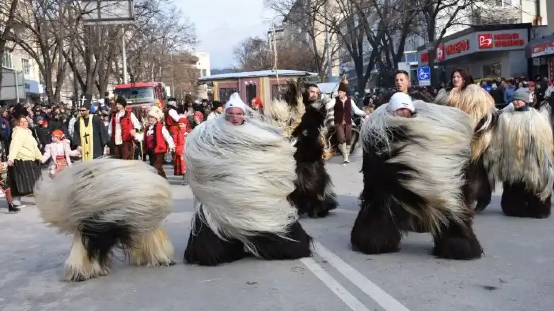 Добър пример в началото на годината: Кукери съхраниха традицията в Благоевград Видео