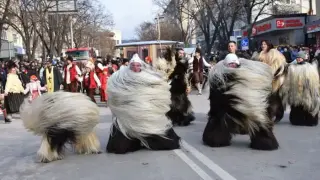 Добър пример в началото на годината: Кукери съхраниха традицията в Благоевград Видео