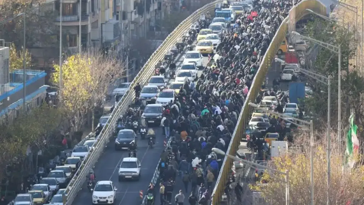 Улиците на Иран се пръскат от масови протести, ограничиха достъпа до интернет