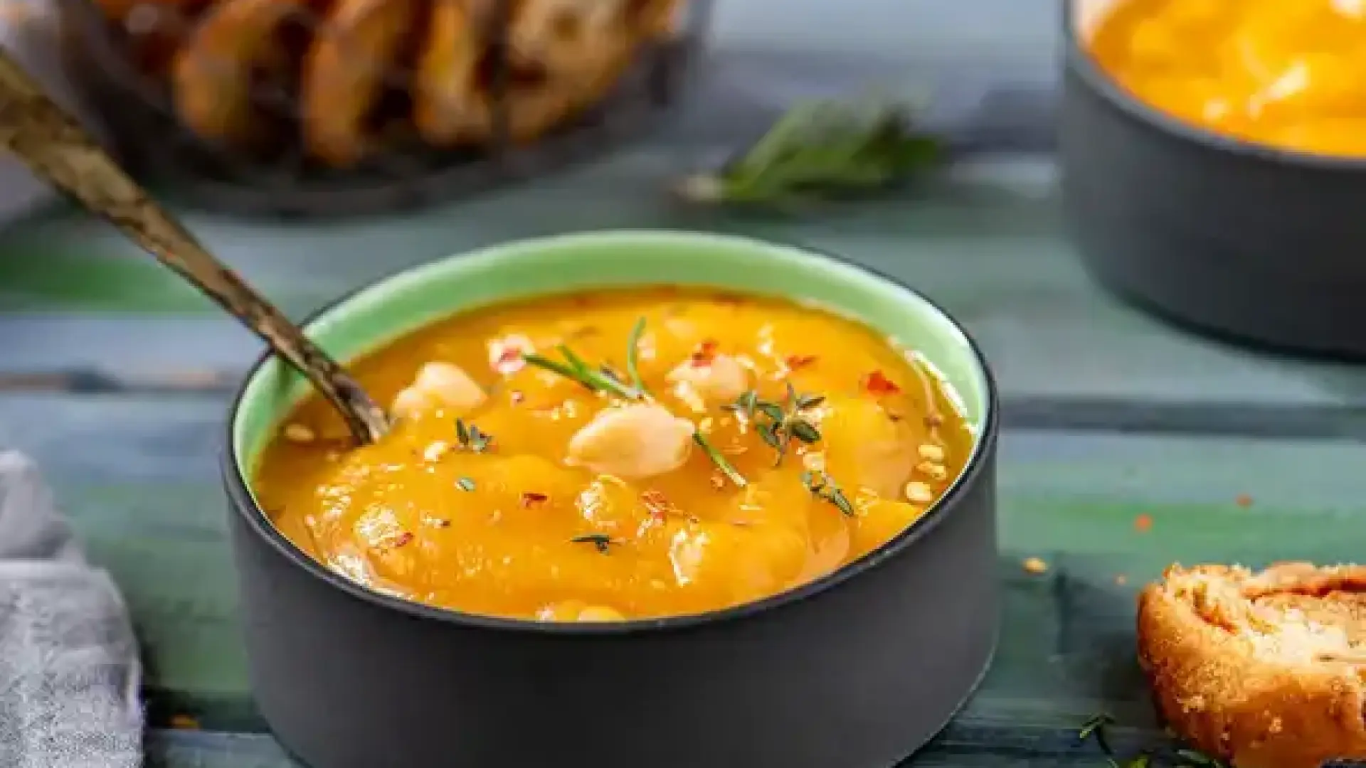 Ресторант в Пловдив обърна цената на супата - от 4,99 лв. на 4,10 евро Снимки