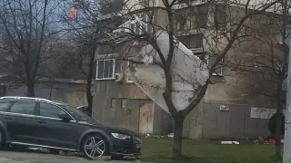 В "Люлин" не се търпи: Матраци хвърчат по дърветата, вият се торнада от боклуци Видео