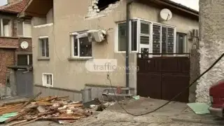 Силният вятър събори постройка в Перущица, нанесе множество щети