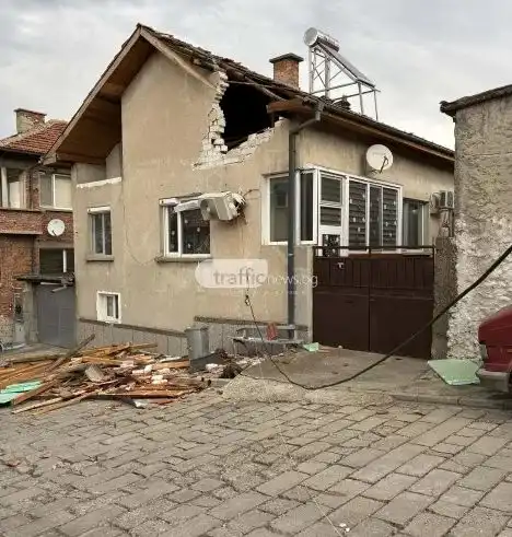 Силният вятър събори постройка в Перущица, нанесе множество щети