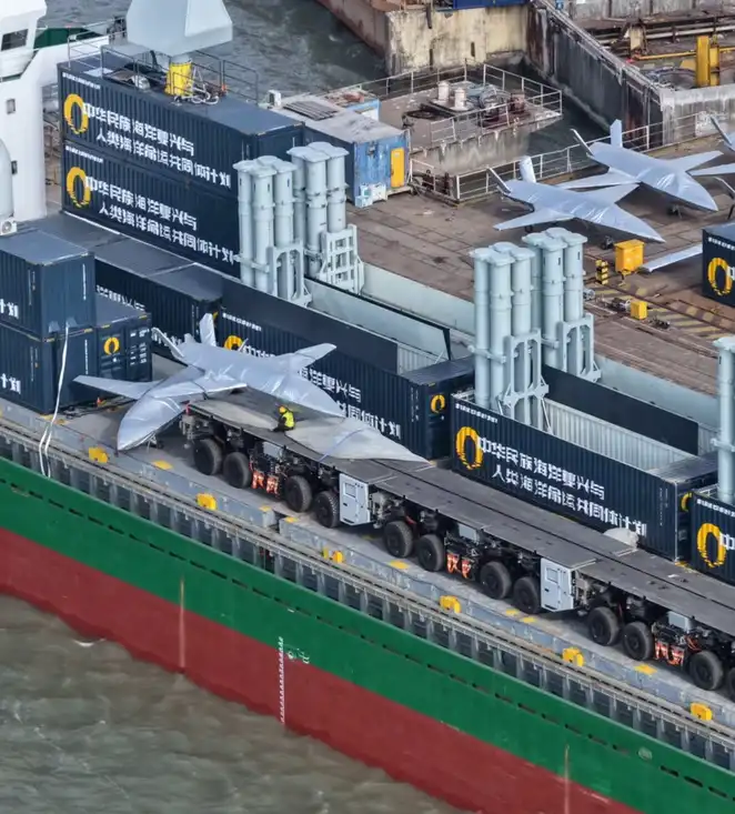 Китай превърна търговски контейнеровоз в боен крайцер Снимки