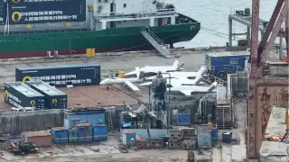 Китай превърна търговски контейнеровоз в боен крайцер Снимки