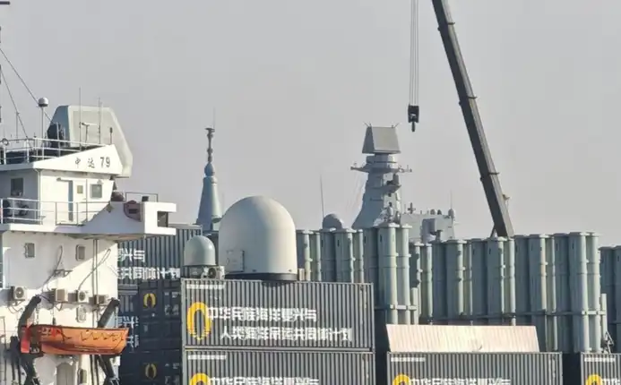 Китай превърна търговски контейнеровоз в боен крайцер Снимки