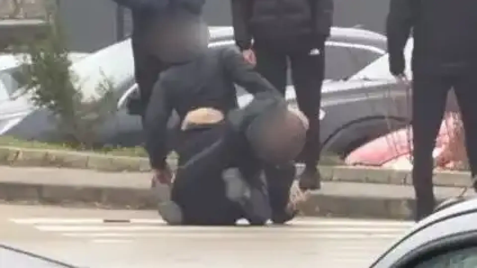 Тинейджъри се бият в Габрово посред бял ден, приятелите им гледат сеира Снимки 18+