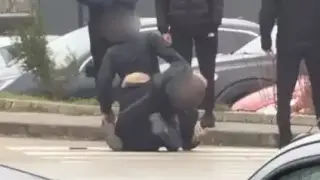 Тинейджъри се бият в Габрово посред бял ден, приятелите им гледат сеира Снимки 18+