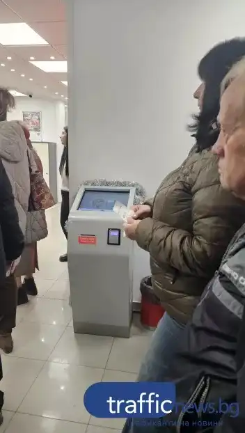 Опашки, чакане и яко нерви: Пловдивчани нахлуха в банките с кутии и сакове, пълни със… Снимки