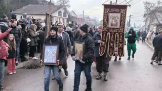 Почна се! Калофер се пука по шевовете, хорото тръгва