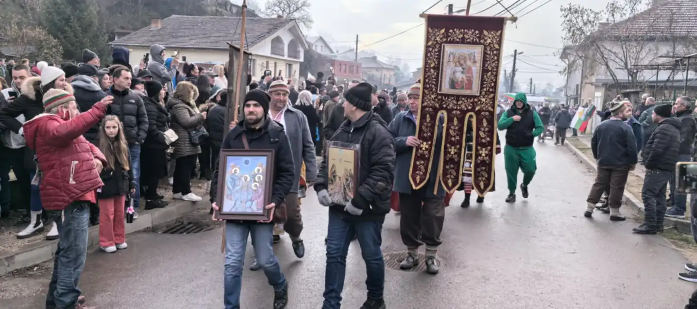 Почна се! Калофер се пука по шевовете, хорото тръгва