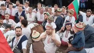 Традицията е спазена! Ето на кого дадоха кръста от Тунджа в Калофер Снимки
