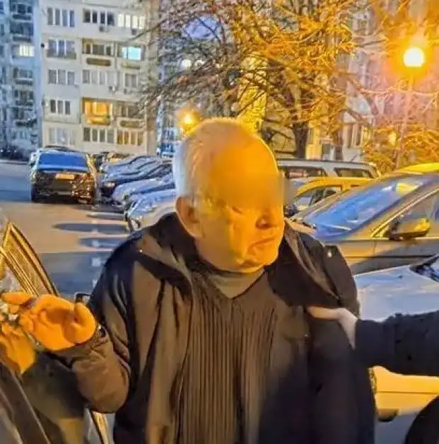 Изтрещял дядка реже гуми на коли наред в този квартал на София