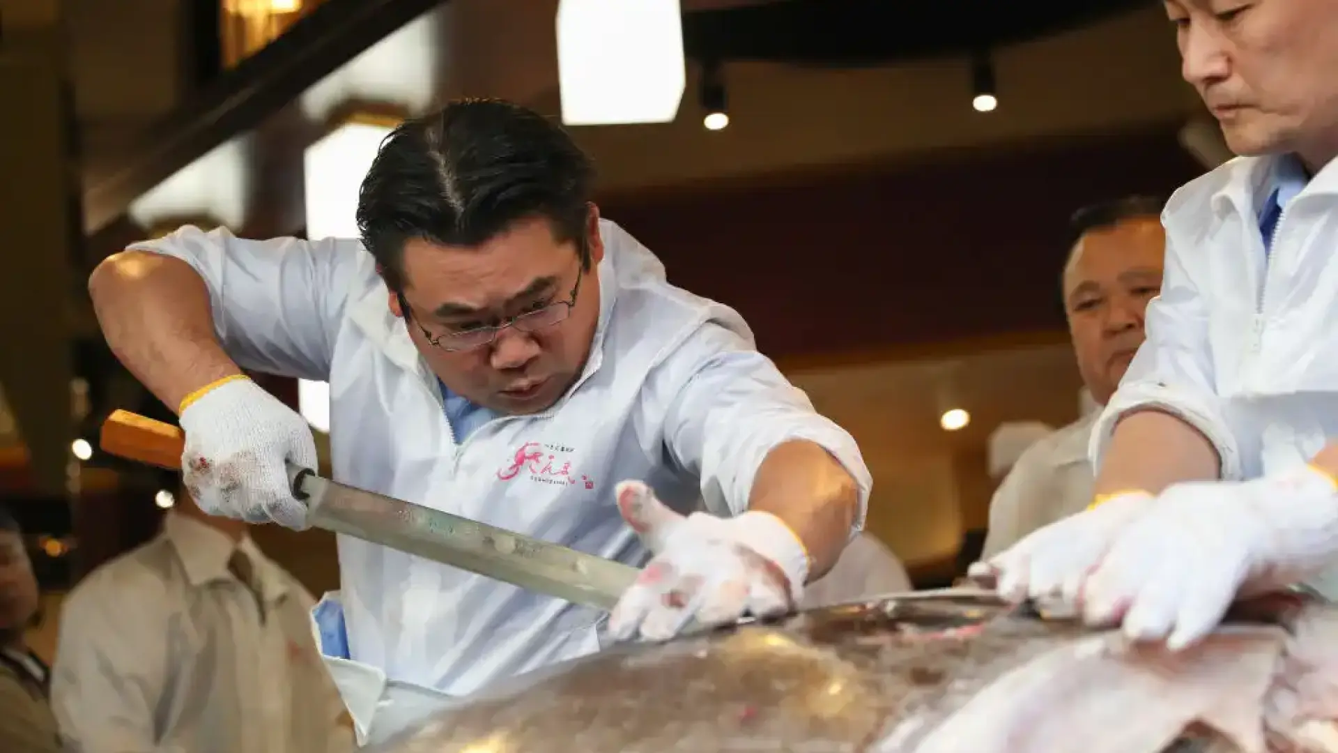 Суши ресторант плати рекордните 3,24 млн. долара за една риба тон Видео