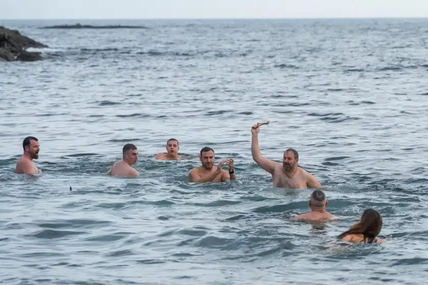 В Царево вадиха кръста от морето на две места