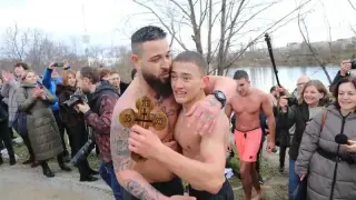 40 мъже се хвърлиха за кръста в езерото в "Дружба", извади го младок на 18 години БЛИЦ Live
