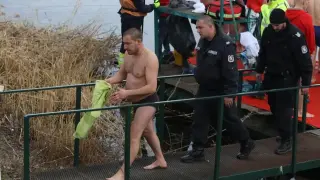 Бесен скандал при хвърлянето на кръста в София, намеси се полиция