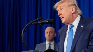 Под звуците на "God Bless the U.S.A.": Тръмп се бие в гърдите, че САЩ имат най-страховитата армия в света и са го показали