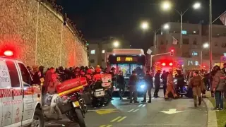 Трагичен инцидент: Автобус се вряза в тълпа от протестиращи в Йерусалим Видео 18+