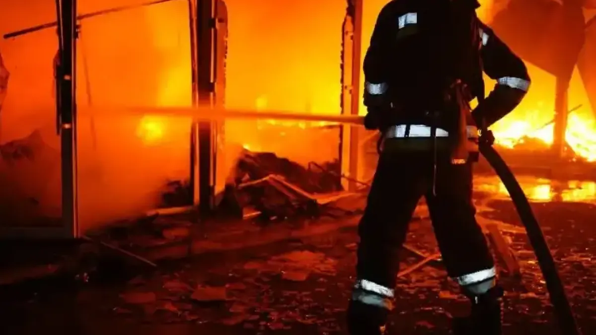 Русия атакува Днипро: „Шахеди“ удариха многоетажна сграда Видео
