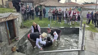 БЛИЦ TV: От кал да си, Иван да си: В Карловско изкъпаха с ледени води булките и имениците