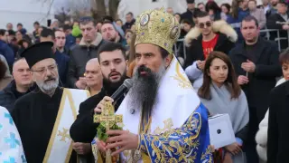Продължават празничните служби за възхвала на Спасителя