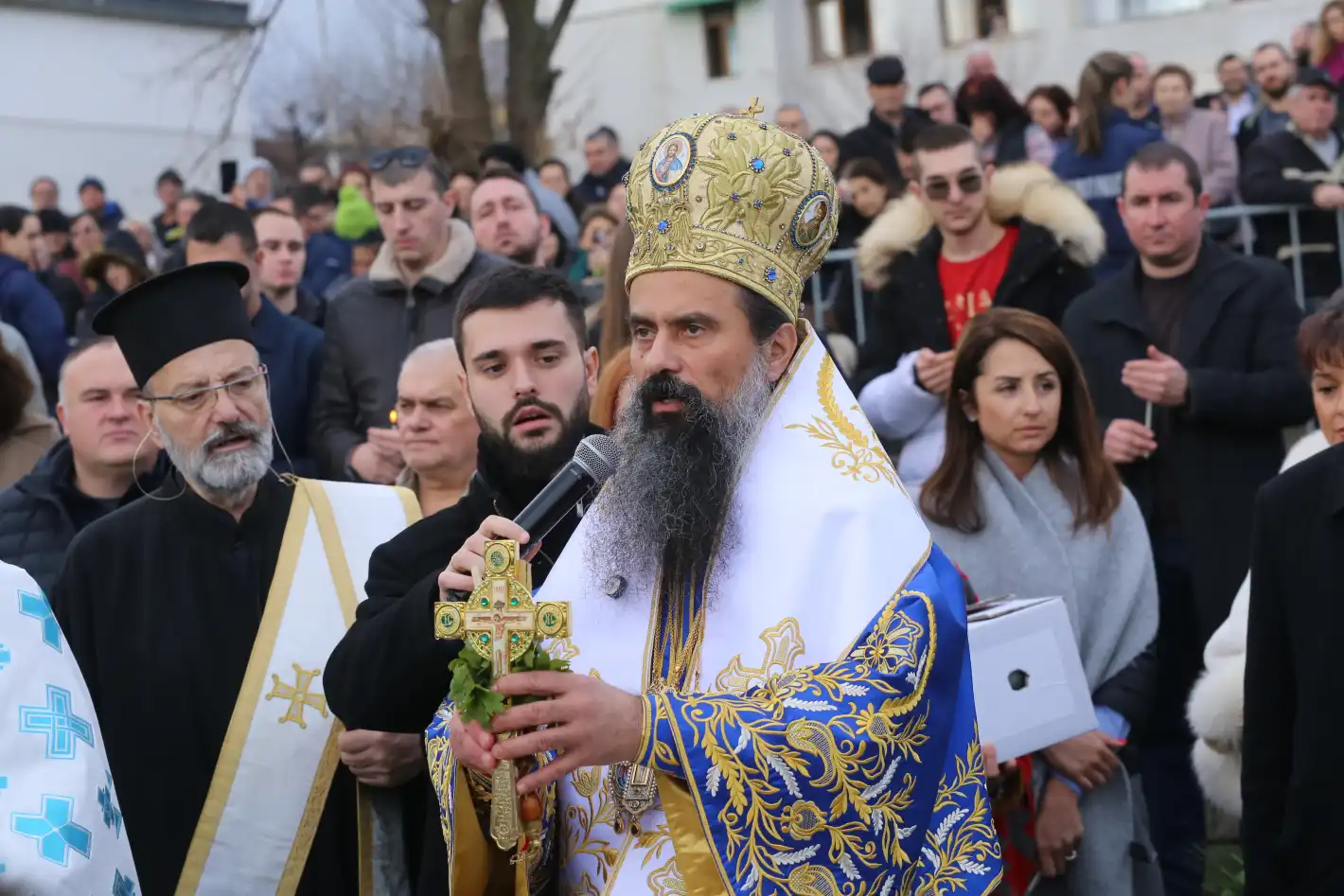 Продължават празничните служби за възхвала на Спасителя