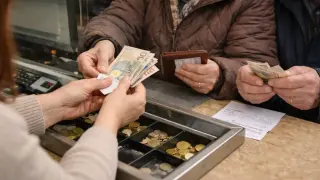 Пенсионери за първите евро пари в ръцете им: Ако човек е грамотен, няма да има проблем