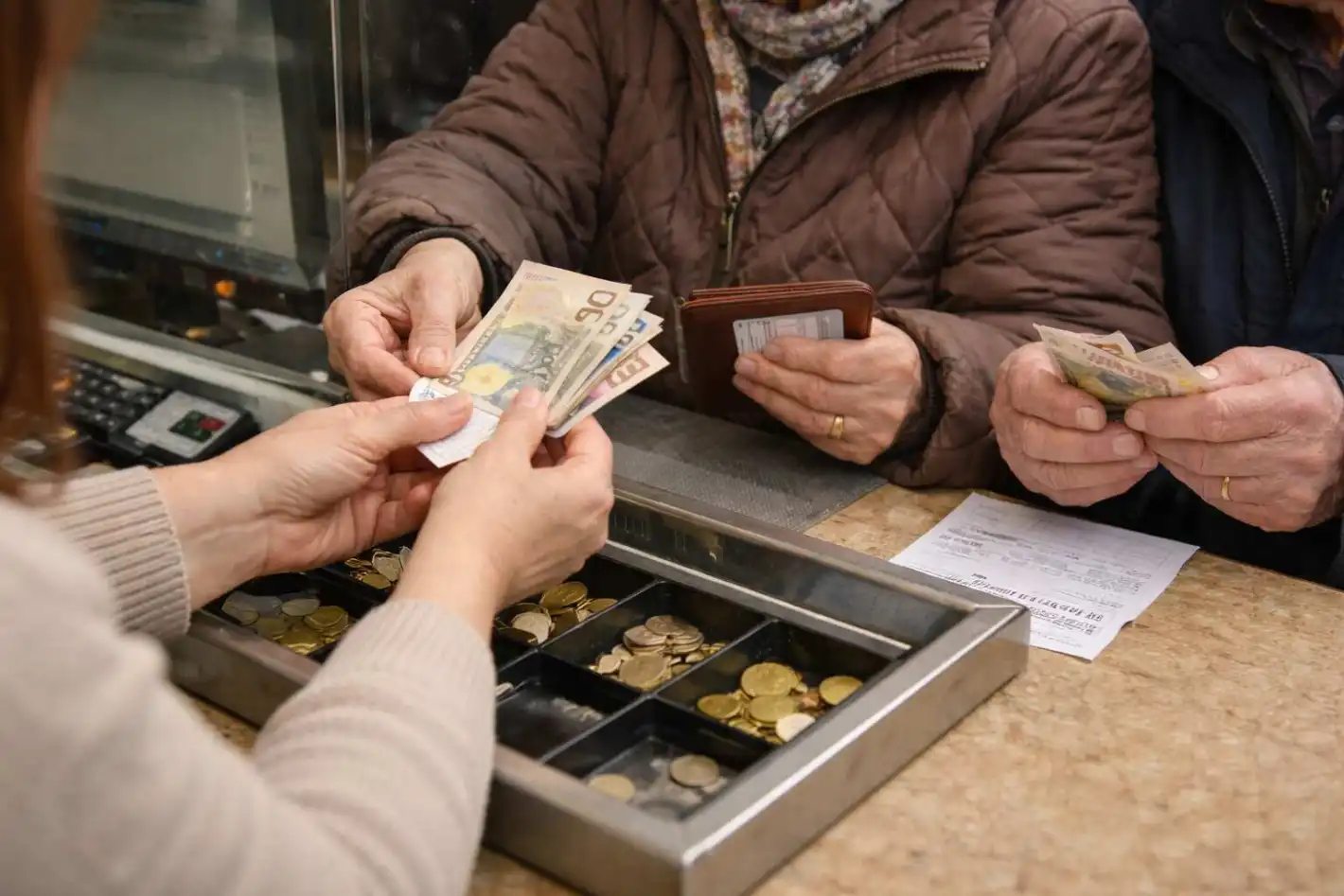 Пенсионери за първите евро пари в ръцете им: Ако човек е грамотен, няма да има проблем