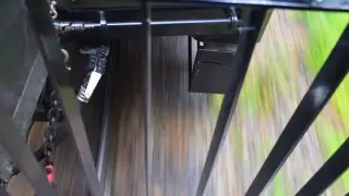 Ужасяваща смърт за млад мъж, возил се между два вагона на влак