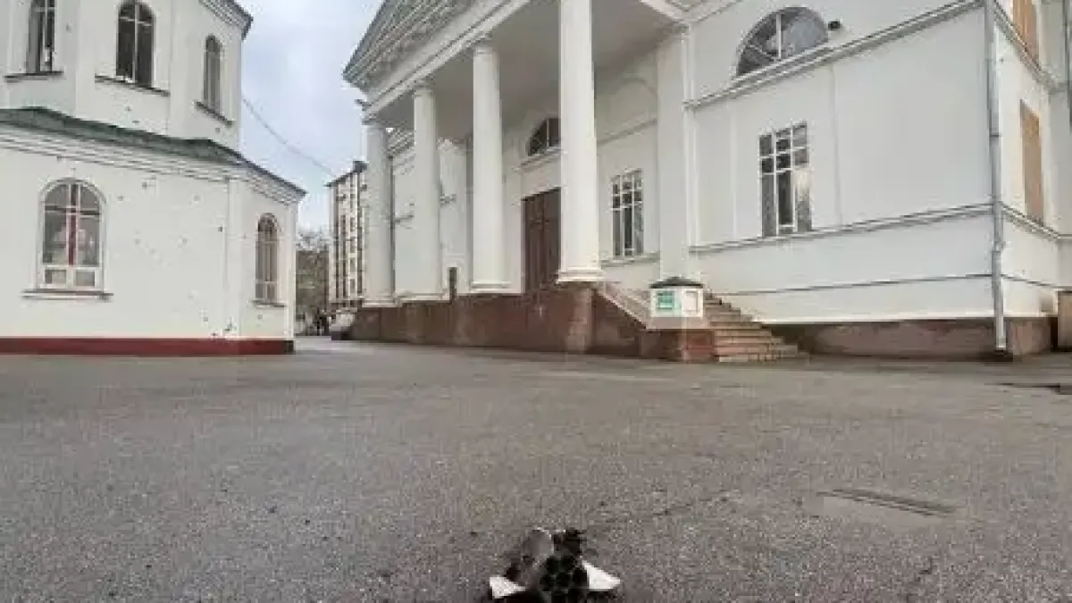 Русия обстреля катедрала в Херсон, един снаряд улучи купола Снимки