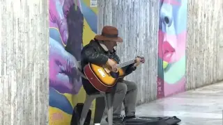 Евро или лева получават в калъфа си уличните музиканти