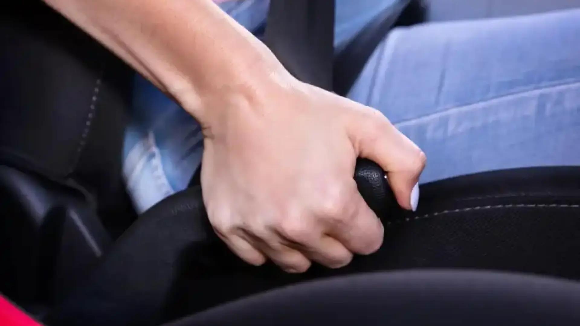 Има ли проблем, ако се използва ръчната спирачка, когато е студено времето