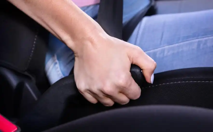 Има ли проблем, ако се използва ръчната спирачка, когато е студено времето