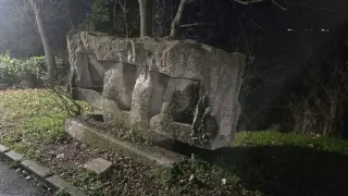 Аларма! Опасен паметник в Бургас може да убие някого